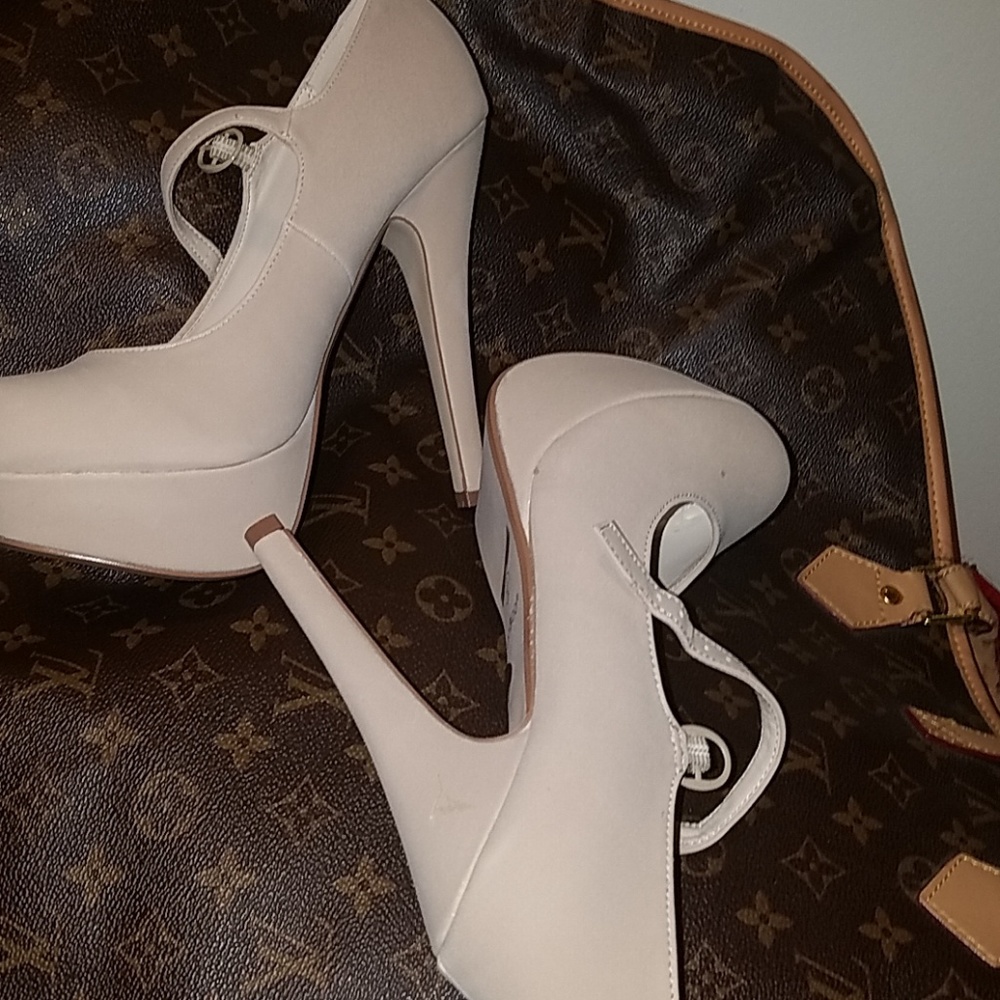 Heels - Picture 3 of 3